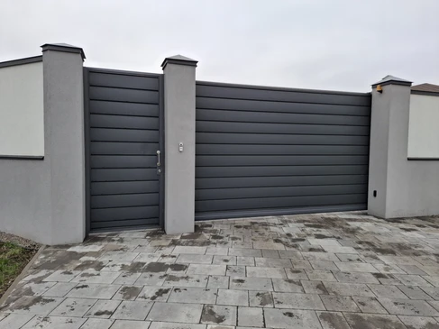 Un technicien installe et vérifie la fonction de la porte automatique